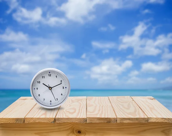 Clock Wood Table Blue Sea Sky Background — Stock Photo, Image