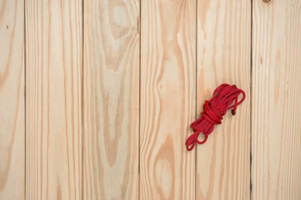 Красная Веревка Столе — стоковое фото