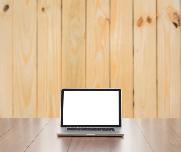 木材背景的空白屏幕笔记本电脑 — 图库照片