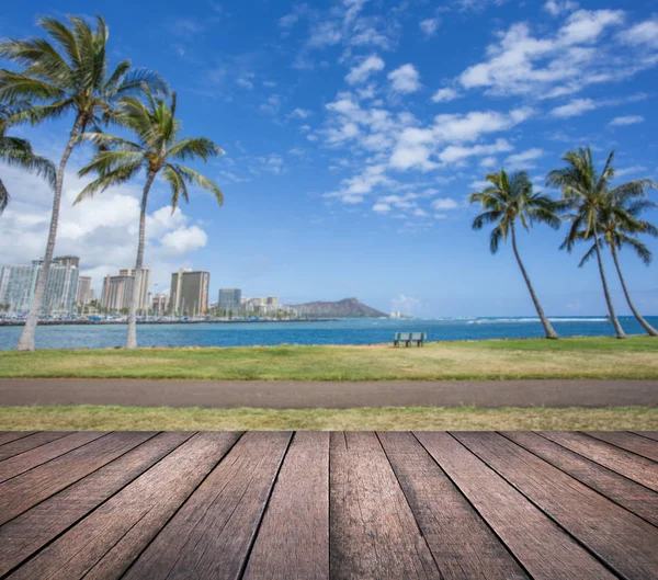 Mesa de madera con fondo de montaña Diamond head, Honolulu Hawai — Foto de Stock