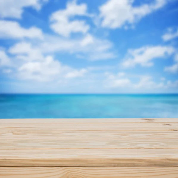 Mesa de madera con fondo azul marino — Foto de Stock