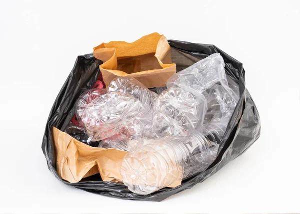 Papirkurv taske med genbrug skrald på hvid baggrund - Stock-foto
