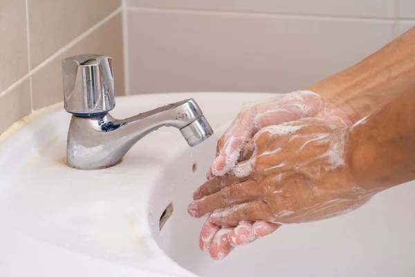 Hand tvätt med tvål skum — Stockfoto