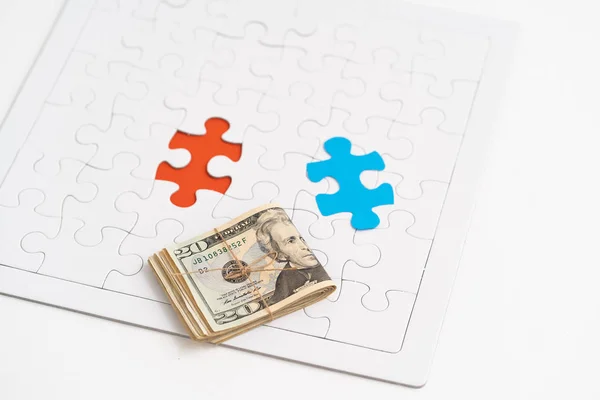 Blaues und rotes Puzzle mit Dollar — Stockfoto