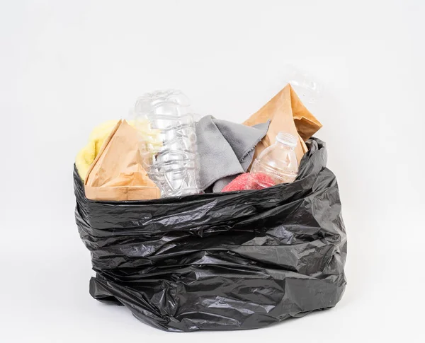 Müllsack mit Recyclingmüll auf weißem Hintergrund — Stockfoto