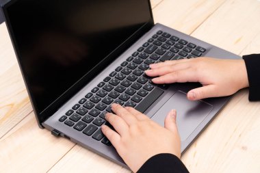 Kadın eli olan boş siyah ekran dizüstü bilgisayar 