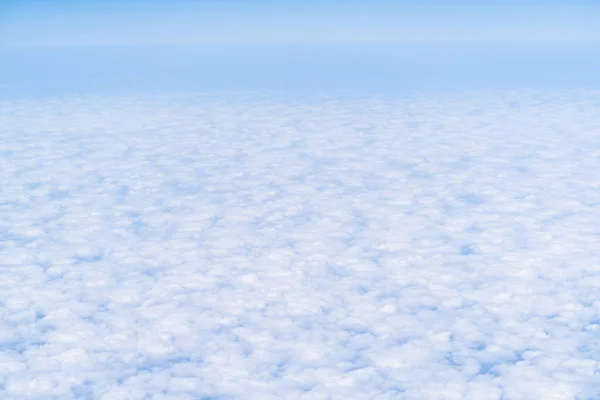 Volando por encima del paisaje nublado y el cielo azul —  Fotos de Stock