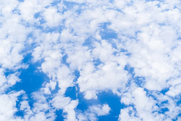 Volando por encima del paisaje nublado y el cielo azul —  Fotos de Stock