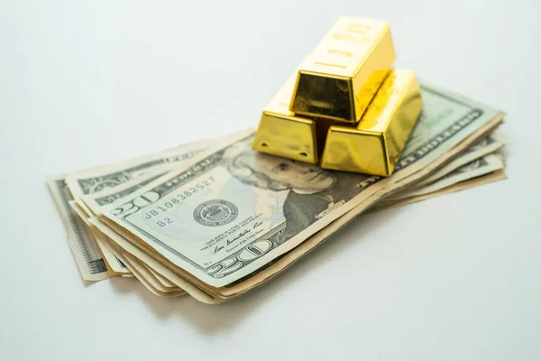 Billete de dólar con barra de oro —  Fotos de Stock