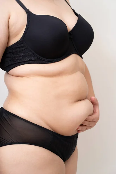 Nadváha ženy břicho černé spodní prádlo — Stock fotografie