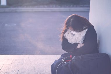 Asyalı kadınlar kış mevsiminde dışarıda otururlar.