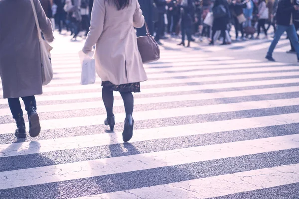 Derrière Businesswoman Crossing street — Photo