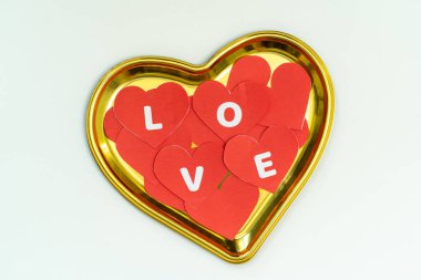 Sevgililer Günü için kırmızı kalp şekilli kağıt süsleme