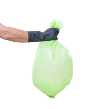 El ele tutuşan çöp torbası beyaz arkaplanda izole edilmiş, kırpma yolu