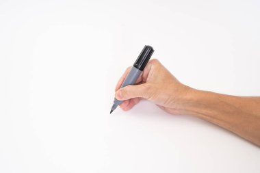 Beyaz arkaplanda siyah keçeli kalem yazan bir adam.