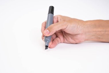 Beyaz arkaplanda siyah keçeli kalem yazan bir adam.