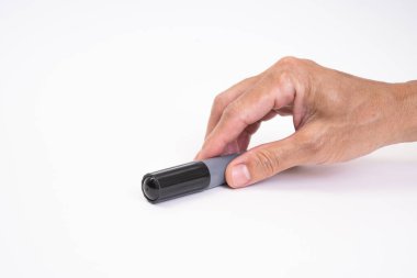 Beyaz arkaplanda siyah keçeli kalem yazan bir adam.