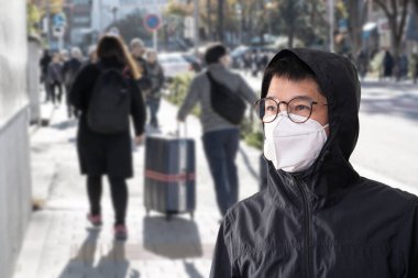 Grip hastalığını önlemek için cerrahi maske takan Asyalı bir adam Corona virüsü ve 2.5.