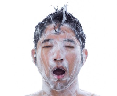 Şampuan köpüklü Asyalı adam kafası