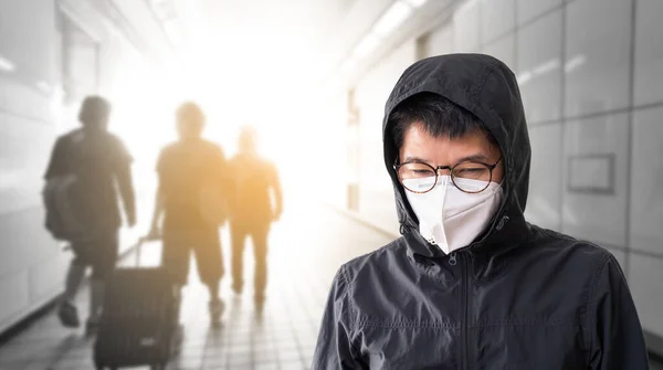 Ασιάτης Άνδρας Που Φοράει Χειρουργική Μάσκα Προσώπου Για Την Πρόληψη — Φωτογραφία Αρχείου