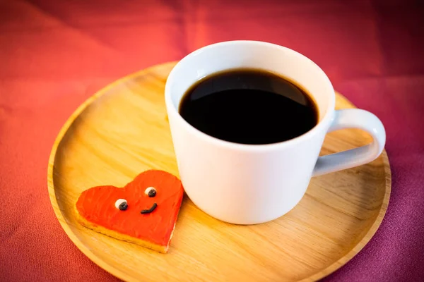Roter Herzförmiger Keks Mit Heißem Kaffee — Stockfoto