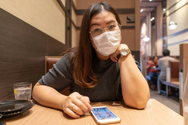 Ιανουαρίου 2020 Μπανγκόκ Νεαρές Γυναίκες Στο Restuarant Φορώντας Χειρουργική Μάσκα — Φωτογραφία Αρχείου