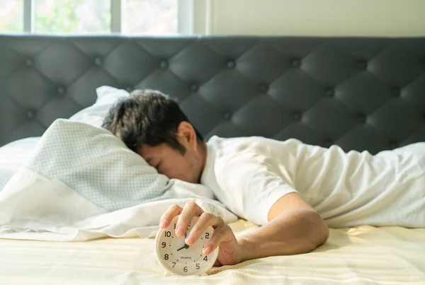 Orang Asia Bangun Pagi Hari Dan Tangan Mencapai Jam Alarm — Stok Foto