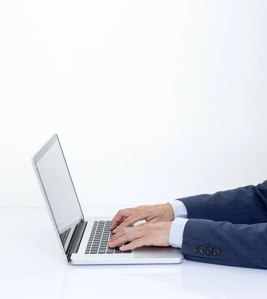 Biznesmen Ręcznie Wpisując Laptopie — Zdjęcie stockowe