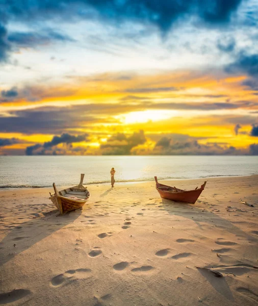 Mom Holding Baby Walking Beach Sunset — Stock Photo, Image