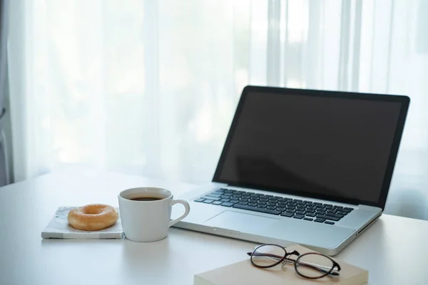 Heißer Kaffee Und Donut Auf Dem Tisch — Stockfoto