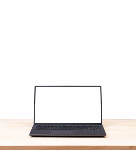 白い背景に空白の画面を持つ隔離されたラップトップコンピュータ — ストック写真