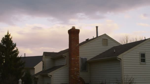 Время восхода солнца над домом — стоковое видео