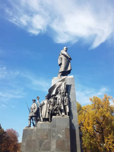 哈尔科夫市一个公园里的舍甫琴科纪念碑 — 图库照片