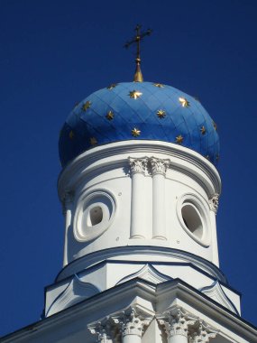Mavi gökyüzüne karşı Svyatogorsky Manastırı.