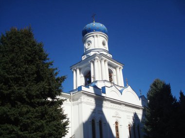 Mavi gökyüzüne karşı Svyatogorsky Manastırı.