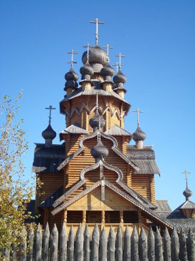 Mavi gökyüzüne karşı Svyatogorsky Manastırı.