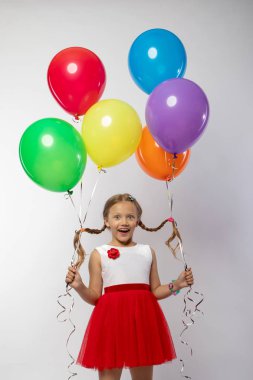 Ellerinde balon tutan kızlar, duygular