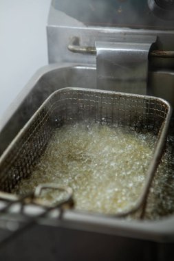 Kızartma makinesi masanın üstünde.