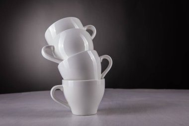 Masanın üzerinde beyaz temiz bardaklar