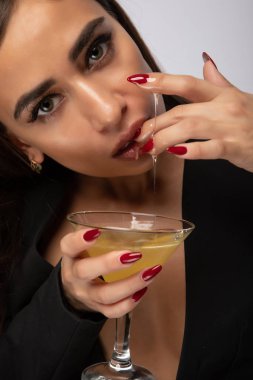 Güzel kız seksi ballı el yiyor.