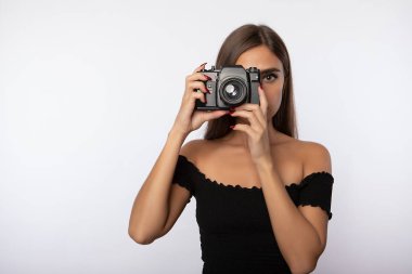 Kameralı kız fotoğraf çekiyor.