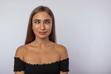 Güzel kız aptal suratlar yapar.