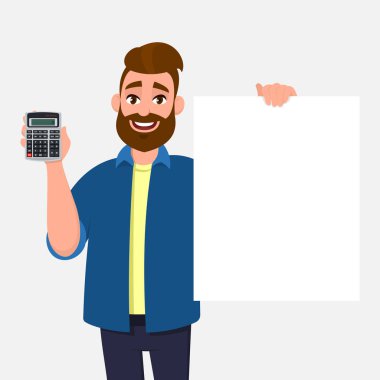 Sakallı genç adam dijital hesap makinesi gösteriyor ya da tutuyor ve boş beyaz tahta, boş poster, elinde kopya alanı olan sayfa. Modern yaşam tarzı, son teknoloji, bankacılık, reklam, sunar.