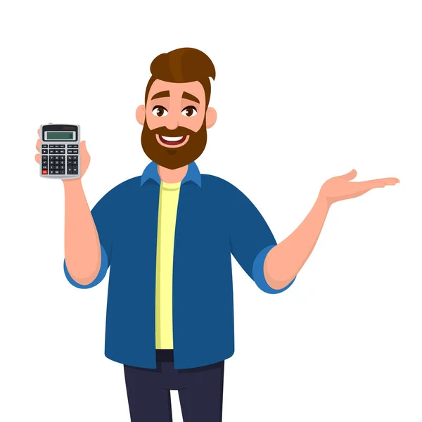 Hombre barbudo feliz mostrando o sosteniendo el dispositivo de calculadora digital en la mano y señalando, presentando algo para copiar espacio. Estilo de vida moderno, tecnología, negocios y finanzas, concepto bancario en dibujos animados . — Archivo Imágenes Vectoriales