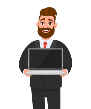 Resmi kıyafetli genç iş adamı elinde dizüstü bilgisayarın boş ekranını tutuyor ya da gösteriyor. Modern yaşam tarzı, dijital teknoloji aygıtı, karikatür tarzında alet konsepti çizimi.