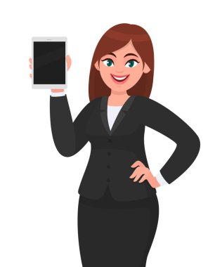 Genç bir iş kadını elinde boş ekran dijital tablet bilgisayarını gösteriyor ya da tutuyor. Kadın karakter tasarımı çizimi. Modern yaşam tarzı, vektör karikatür biçiminde teknolojik aygıt kavramı.