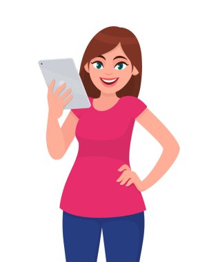 Elinde dijital tablet bilgisayar tutan genç bir kadın ya da kız. Cihaz kullanan biri. Kadın karakter tasarımı çizimi. Modern yaşam tarzı, vektör karikatür tarzında teknoloji kavramı.