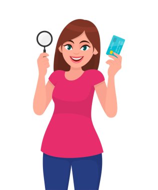Elinde büyüteç tutan genç bir kadın. Kredi kartı, banka kartı, ATM kartı gösteren bir kız. Kadın karakter tasarımı çizimi. Modern yaşam tarzı, finans, vektör karikatürdeki ödeme kavramı.