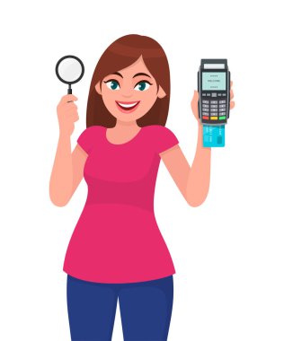 Elinde büyüteç tutan genç bir kadın. Kredi kartı, banka kartı ödeme makinesi (POS terminal) gösteren kız. Kadın karakter tasarımı çizimi. Modern yaşam tarzı, finans, vektör olarak ödeme kavramı.