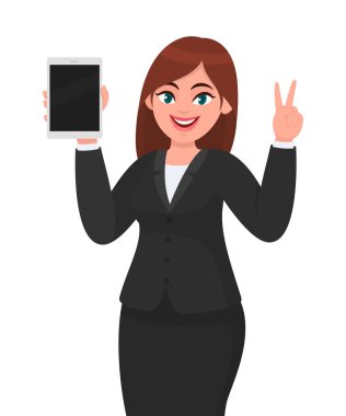 Genç bir iş kadını yeni bir dijital tablet bilgisayar gösteriyor ya da tutuyor ve zafer, V, barış, iki işaret yapıyor. Kadın karakter tasarımı çizimi. Modern yaşam tarzı, teknoloji.